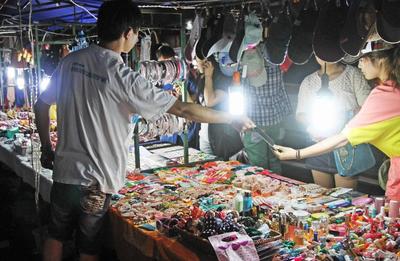 中國哪里適合擺地攤生意?地攤經(jīng)濟再掀創(chuàng)業(yè)熱潮,這些地方最具潛力!